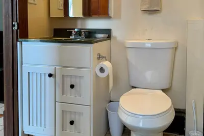 Image de Charming 1-bedroom apartment with WiFi, large deck, and Ac in delightful Decorah