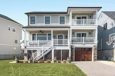 Image de Vacation in Point Pleasant Beach at this waterfront retreat that sleeps 8.