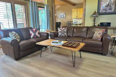 Image de Luxury 5-bedroom cabin with WiFi, Pool Table and Outdoor Entertainment Area