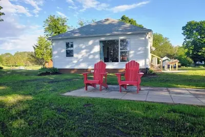 Charming Lakeview Cottage on Waterfront -2 bedroom in Marvelous Westport Ontario