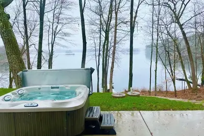 Image de Sunrise Chalet on Potato Lake - Water Front - Dock - Game Room - Hot Tub