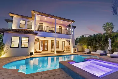 Image de Elegant Tampa Oasis: Pool, Sauna, Cold Plunge, Firepit. Near Downtown & Bayshore