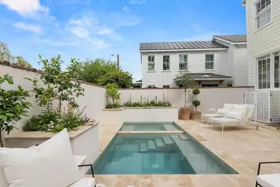 Image de Elegant 1839 Charleston Retreat with Private Courtyard + Heated Saltwater Pool