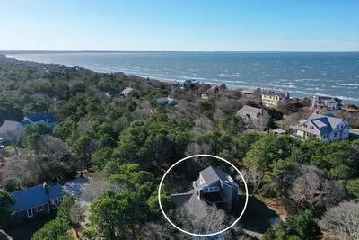 Image de Modern beach house, steps to private beach, perfect for groups!