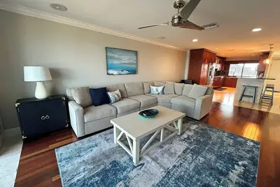 Image de Lighthouse Point : Top-Floor Bayfront Condo on Sanibel's East End