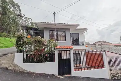 Image de Spacious house in front of a park (pet friendly)