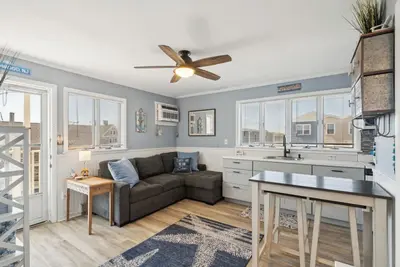 Image de Wildwood: 2br Condo, WiFi, Ac, Parking - Fireworks, Walk to Everything, Sleeps 8