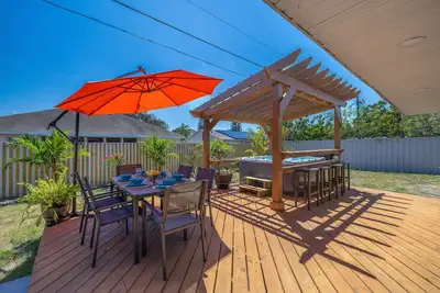 Image de Palm Paradise ~ Hot Tub + Private Yard + Games - 17 mins to the beach!