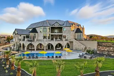 Image de 16k sqft Castle! Sleeps 40. Theater. Rock-Climbing Wall. Gym. Pool. Views!