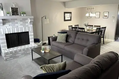 Image de Traditional Updated Townhome - sleeps 12, 4 sleep spaces