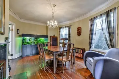 Image de Large character home steps from Little Italy / Commercial Drive