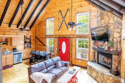 Image de Fall Sale! Pet Friendly Mountain Chalet with Hot Tub & Fireplace!