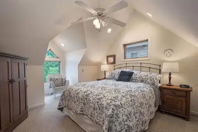 Image de Lake Views! Hot Tub! Central Location. Walk to Coffee, Eats, and Lake Rentals.