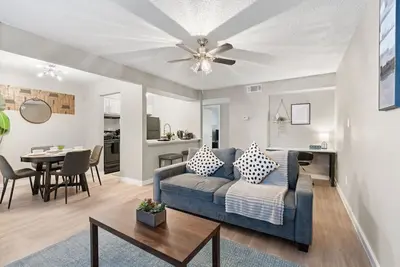 Image de Upgraded Hyde Park Oasis - Sleeps 7!