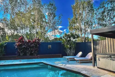 Image de Tropical retreat with pool, Mineral spa & games room!