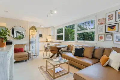Image de The Kirra Condo Unit 1 - Neat & Tidy 2-Bedroom Ground Floor Apartment only steps away from Kirra Bea