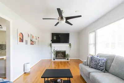 Image de Private Oasis w Big Yard, Garden, & Firepit! 10 min to Uptown, Golf & Airport! Pets Ok +15% Off!