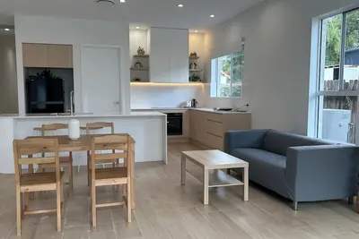 Image de Coastal 4br Designer Retreat in Miranda | Cronulla Beach | Royal National Park