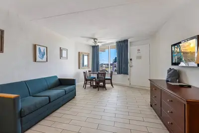 Image de 6201 Ocean Ave, Unit 301 - The Nassau Inn