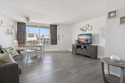 Image de 6201 Ocean Ave, Unit 302 - The Nassau Inn