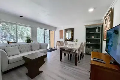 Image de Cozy 2-Bedroom Suite in Prestigious West Vancouver