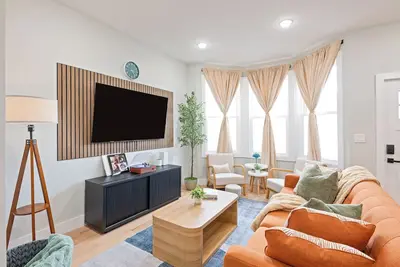 Image de Urban Escape: Modern 4br Home, Game Room, Yard, Path & Nyc Bus Nearby.