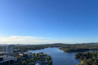 Elegant apartment with Skyline views. 5 min to Canberra university