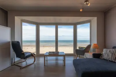 Image de Appartement cosy rénové en front de mer.
