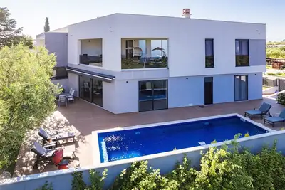 Image de Villa avec piscine, salle de jeux, jardin