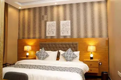 Image de 1 chambre chic urbain | Séjour moderne et élégant