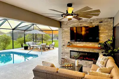 Image de Poolside Palms–Modern Luxury Retreat with Private Resort-Style Pool and Electric 4-seater Golf Cart