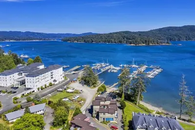 Image de Sooke Harbour Penthouse - King Suite