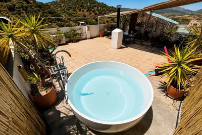 Image de La Bermeja: Terrace with relaxing stargazer bath and stunning views