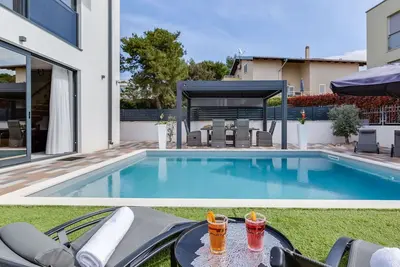 Image de Maison de vacances avec climatisation, Wifi, piscine privée, Tv, terrasse, animaux admis