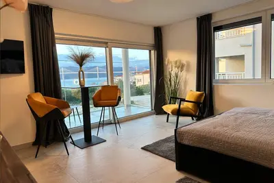 Image de Romantic coastal apartment with sea views