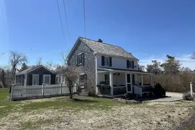 Image de Brand New Listing--4bd Home--Central A/C*, Outdoor Shower & Dog Friendly, . 6 of Mile to Cold Storage, Sesuit, & Sea Street Beaches!