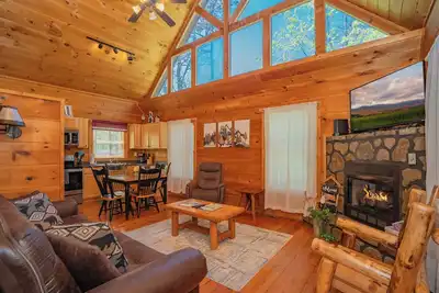 Image de SkiView Hilltop: Honeymoon, Hot Tub, Wifi, Wooded View, Great Location!