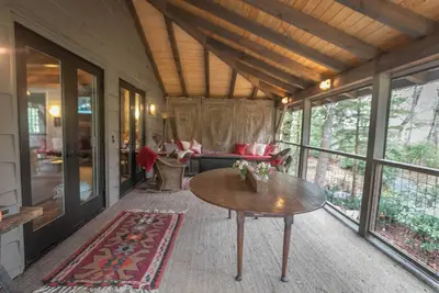 Image de 2-Bedroom House with Spacious Outdoor Living area in Mirror Lake neighborhood