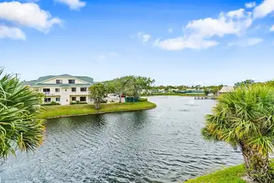 Image de Beach Access 3-bedroom apartment in tranquil Jupiter, Pool, Ac, Park, Wifi.