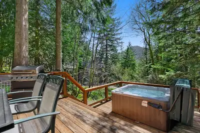 Image de Escape to the Cedar Grove Chalet