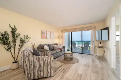 Image de Bright coastal-boho 2 bed/2 bath Oceanfront Oasis in pristine Hutchinson Island