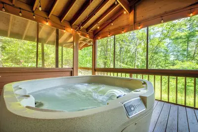 Image de *Secluded 2bd Cabin w/ Hot Tub! Games + Near Town*
