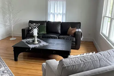 Image de Spacious Chic 3-Bdr Apartment in charming St. Charles for you to Create Memories