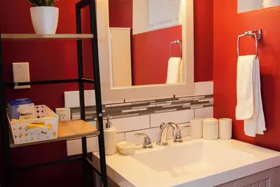 Image de One-bedroom guest suite with  private entry