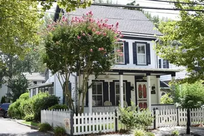 Image de Historic cottage on tree lined Washington Street - Pet Friendly! ! Fenced yard
