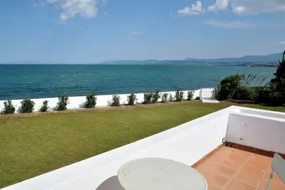 Image de A private, family-friendly estate with pool, garden, and all comforts—near the sea