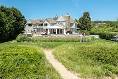 Image de Montauk Waterfront Home: 125' Private Beach, Lake Views, Infinity Pool & Sunsets