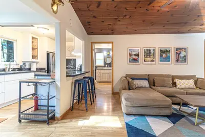 Image de Float Home -Cozy 3 Br & Dog Friendly