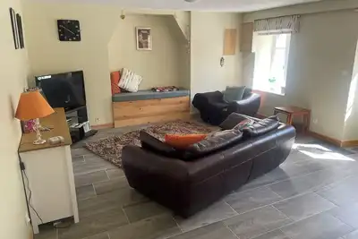 Image de Large house over 3 floors in quiet village setting close to canal & country walk