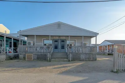 Image de Charming 2-Bedroom Getaway A/C, Wifi, Covered porch just 3 Minutes to the Beach!